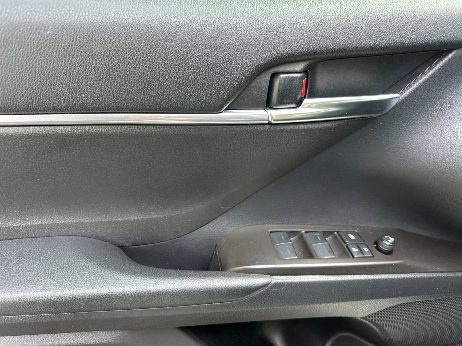 Used 2023 Toyota Camry SE image 11