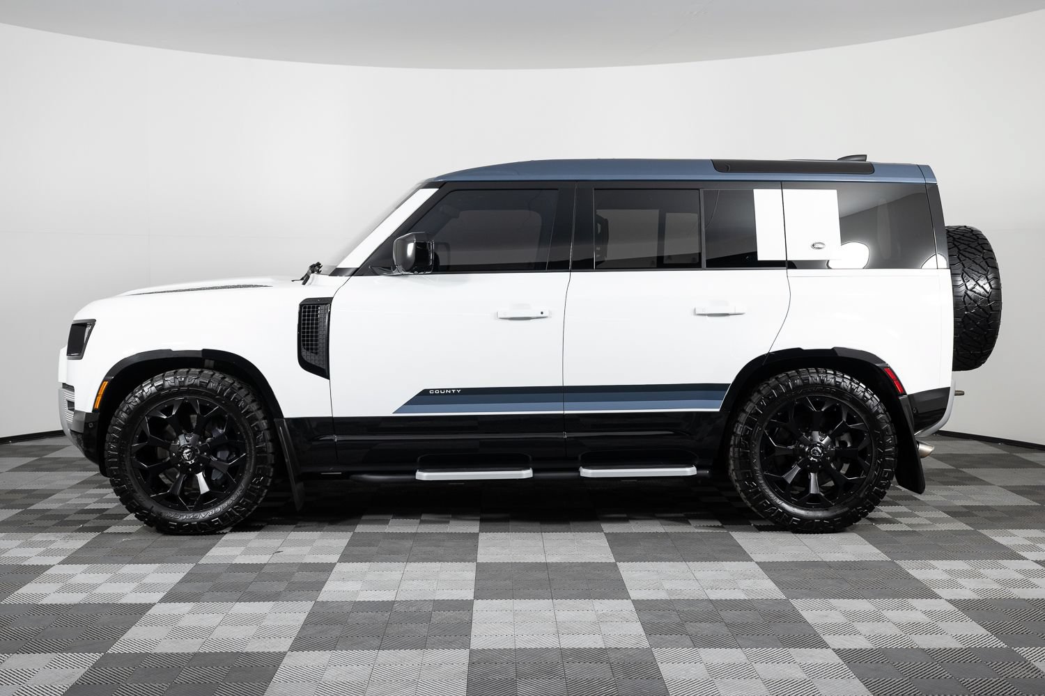 Used 2024 Land Rover Defender 110 SE AWD/4WD image 3