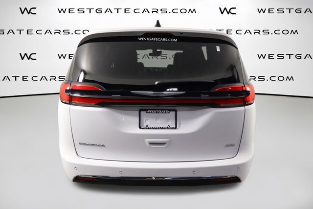 Used 2025 Chrysler Pacifica Select AWD/4WD image 4