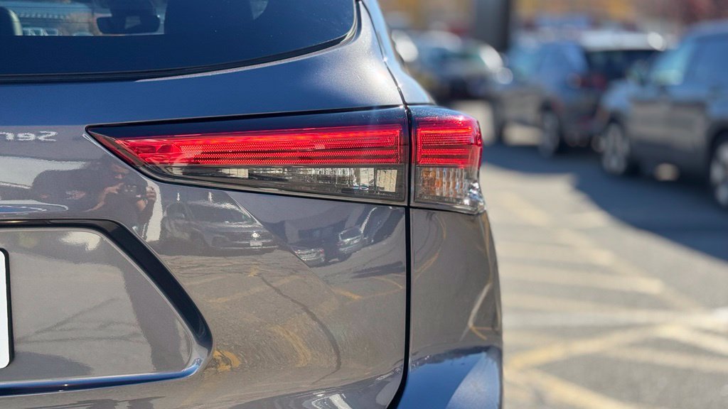 Used 2023 Toyota Highlander XLE AWD/4WD image 7