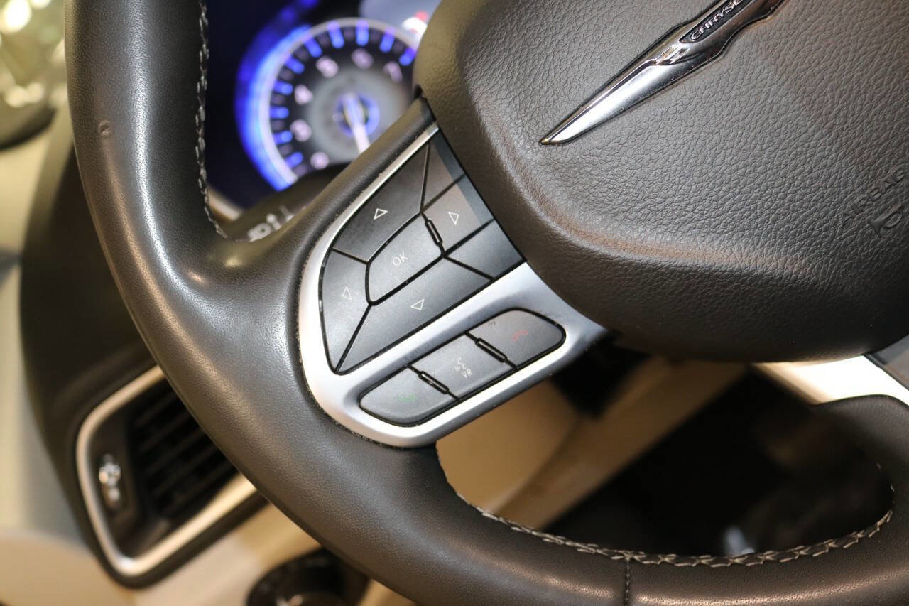 Used 2023 Chrysler Pacifica Touring-L image 85