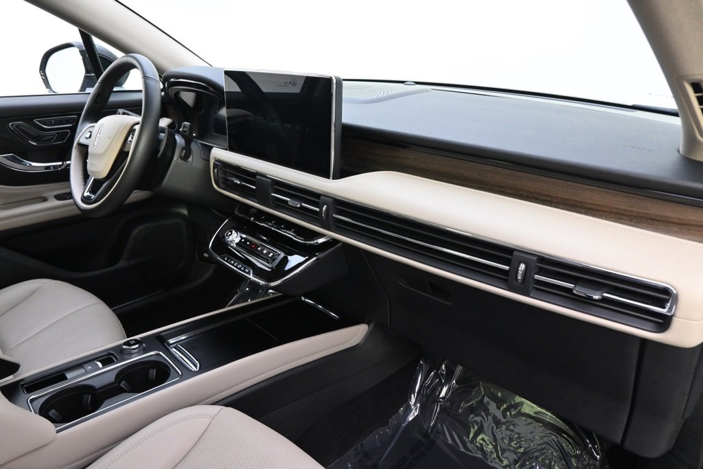 New 2025 Lincoln Corsair Reserve w/ Towing Package image 13