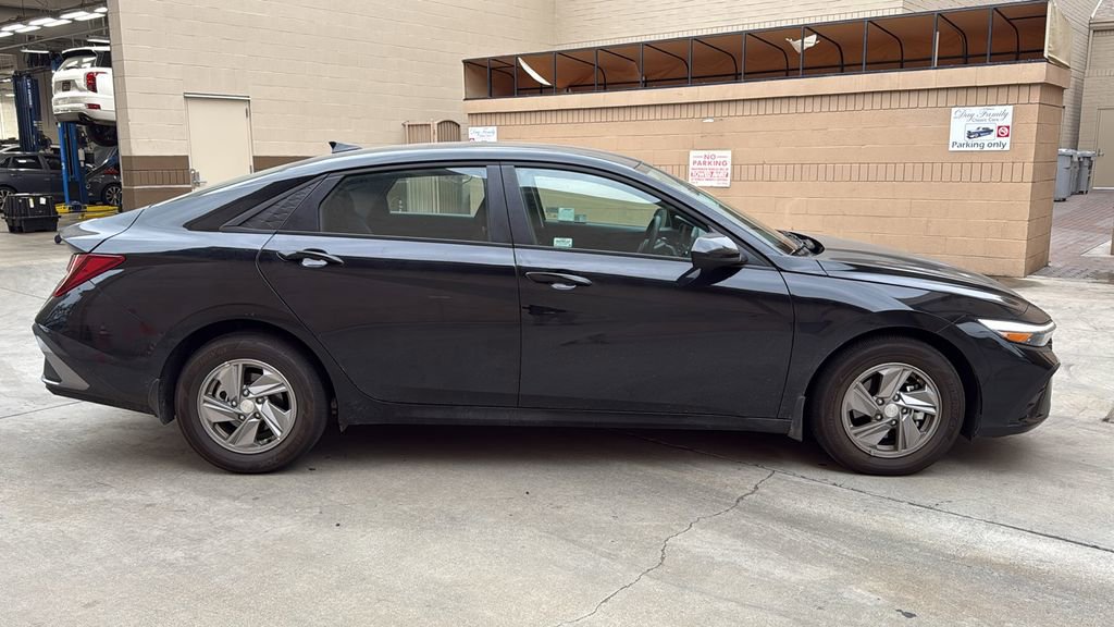 Used 2025 Hyundai Elantra SE image 2