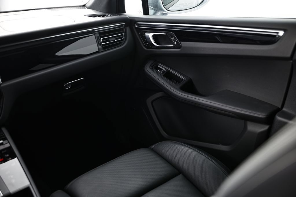 Certified 2026 Porsche Macan AWD/4WD image 31