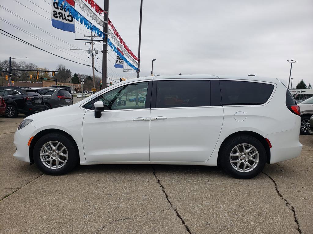 Used 2023 Chrysler Voyager LX image 7