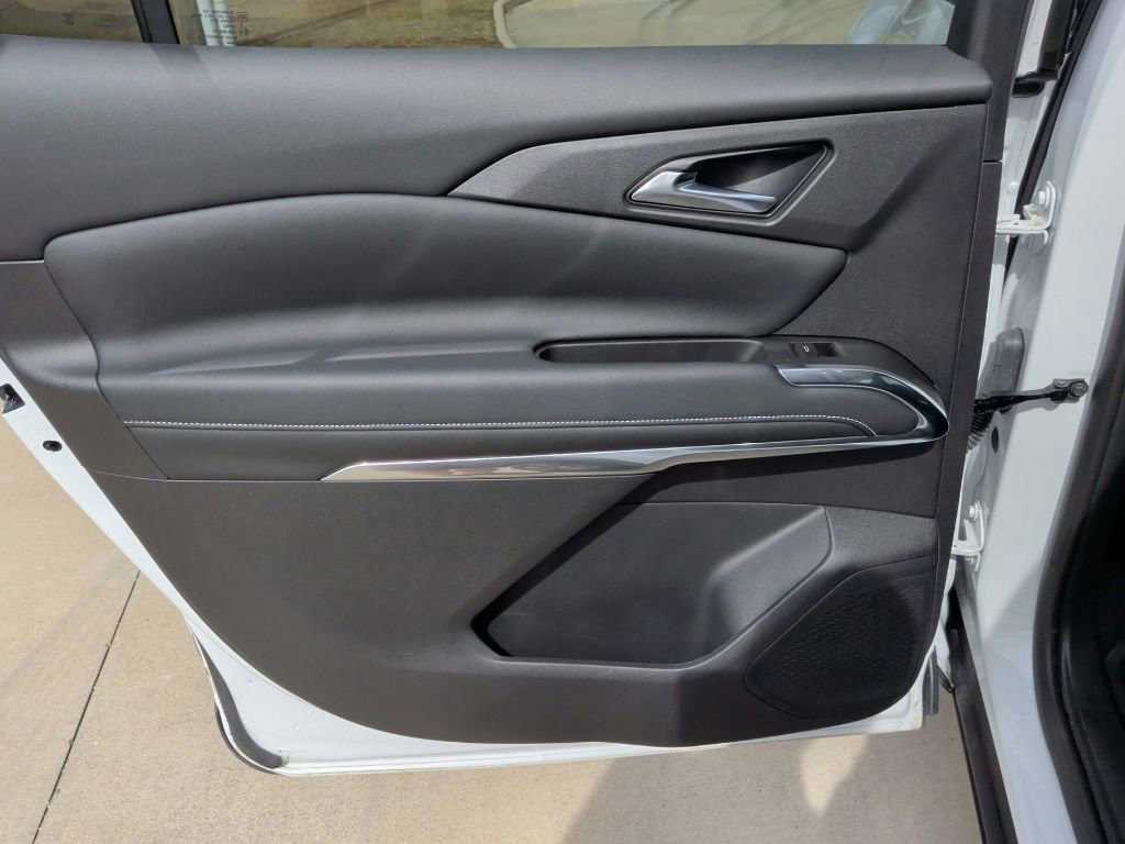 Used 2025 Chevrolet Traverse LT w/ Driver Confidence Package image 33