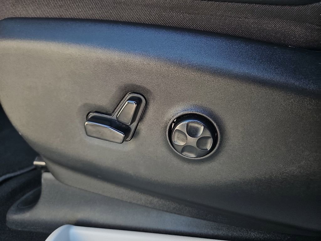 Used 2024 Chrysler Pacifica Touring-L image 14