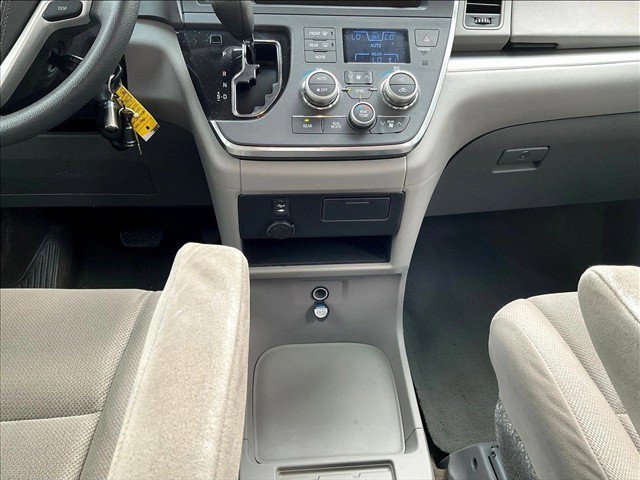 Used 2017 Toyota Sienna L FWD image 24