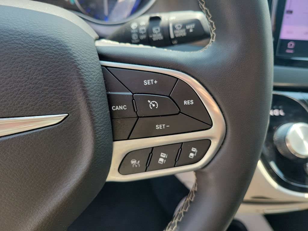 Used 2023 Chrysler Pacifica Touring-L FWD image 24