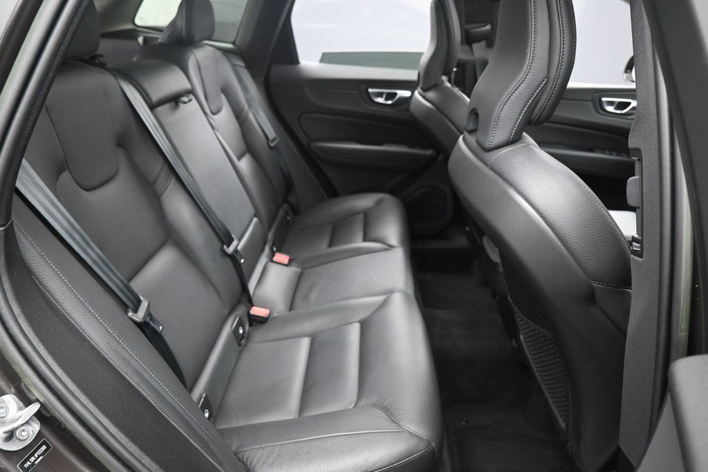 Used 2023 Volvo XC60 B5 Plus image 37