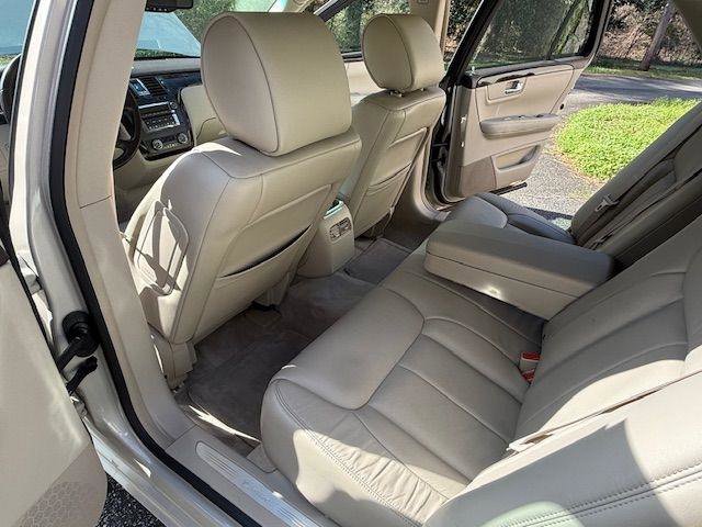 Used 2011 Cadillac DTS FWD image 29