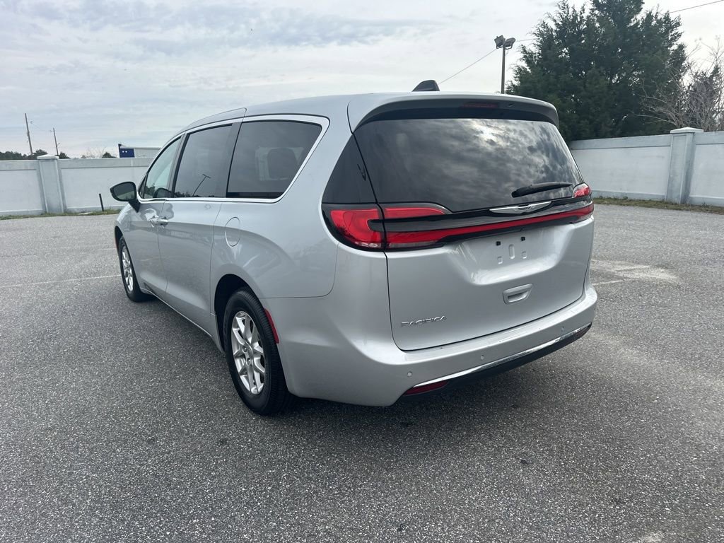 Used 2024 Chrysler Pacifica Touring-L image 8