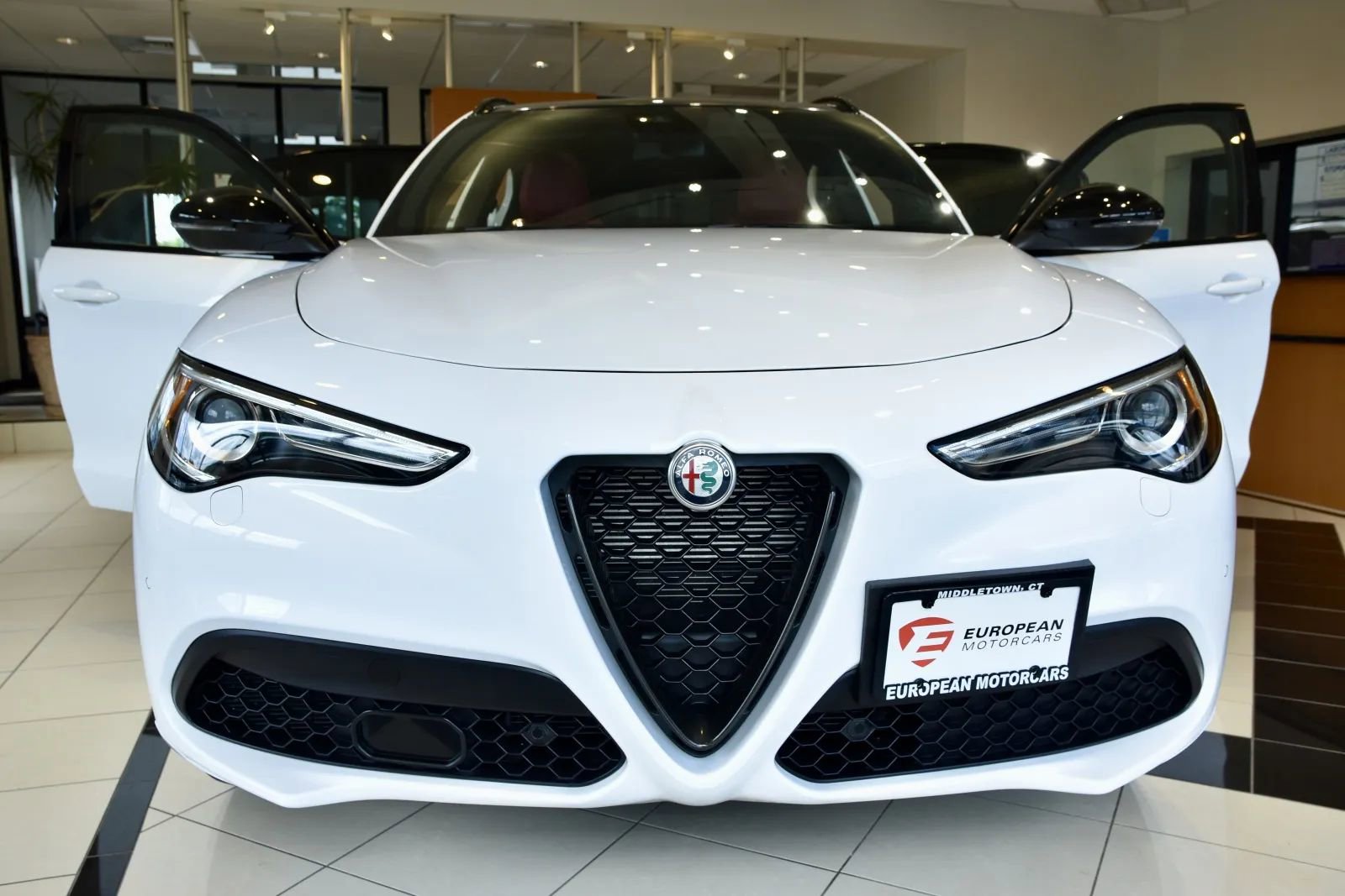 Used 2022 Alfa Romeo Stelvio Veloce image 2