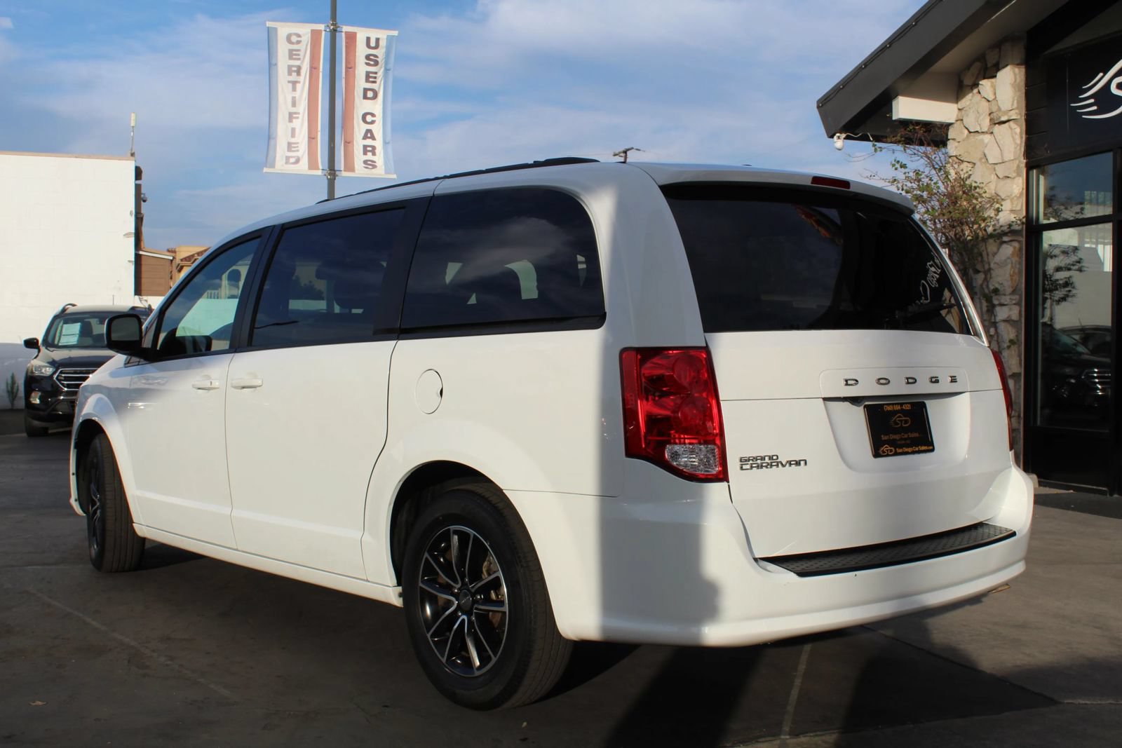 Used 2019 Dodge Grand Caravan SE FWD image 3
