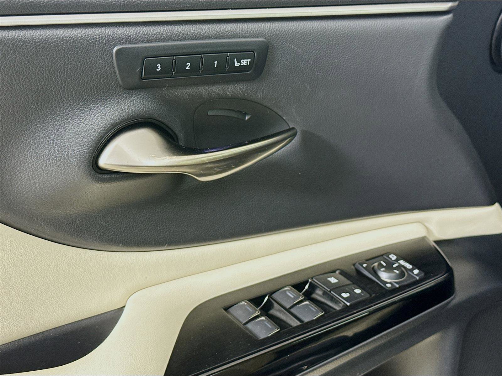 Used 2024 Lexus ES 350 w/ Premium Package image 17