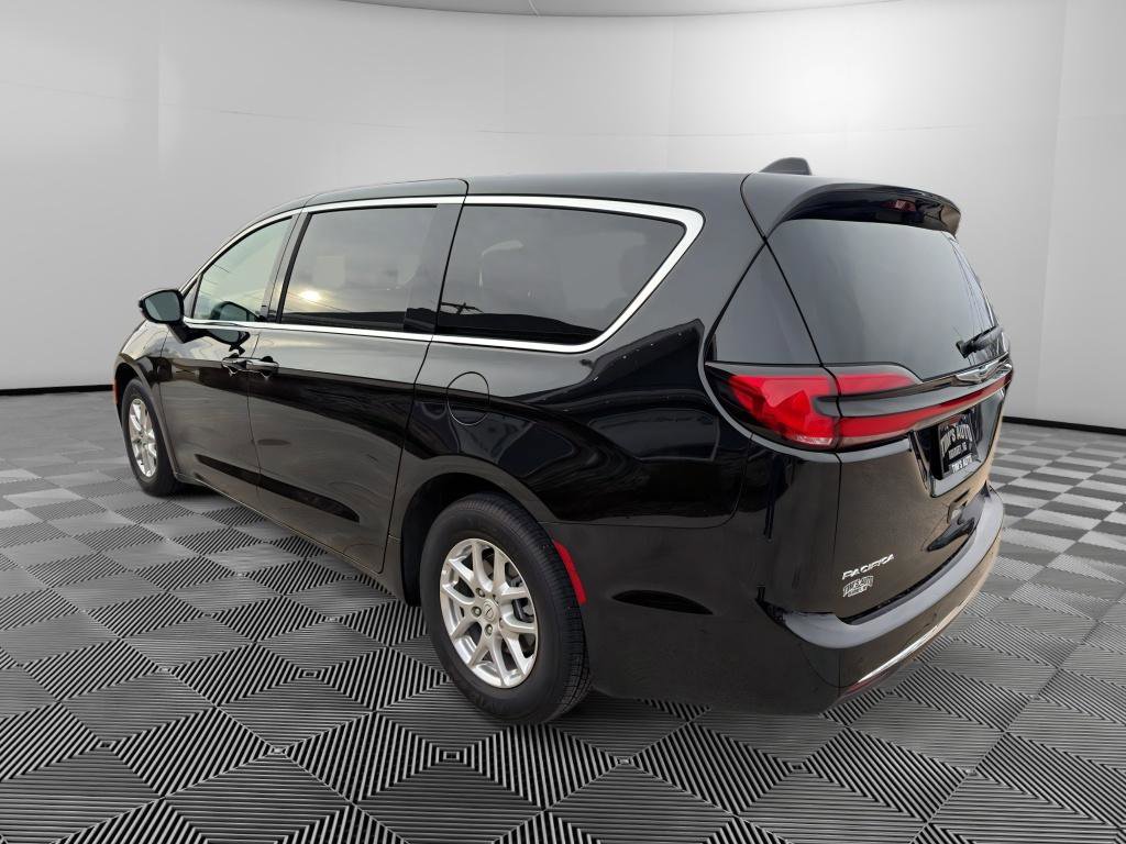 Used 2026 Chrysler Pacifica Select image 5