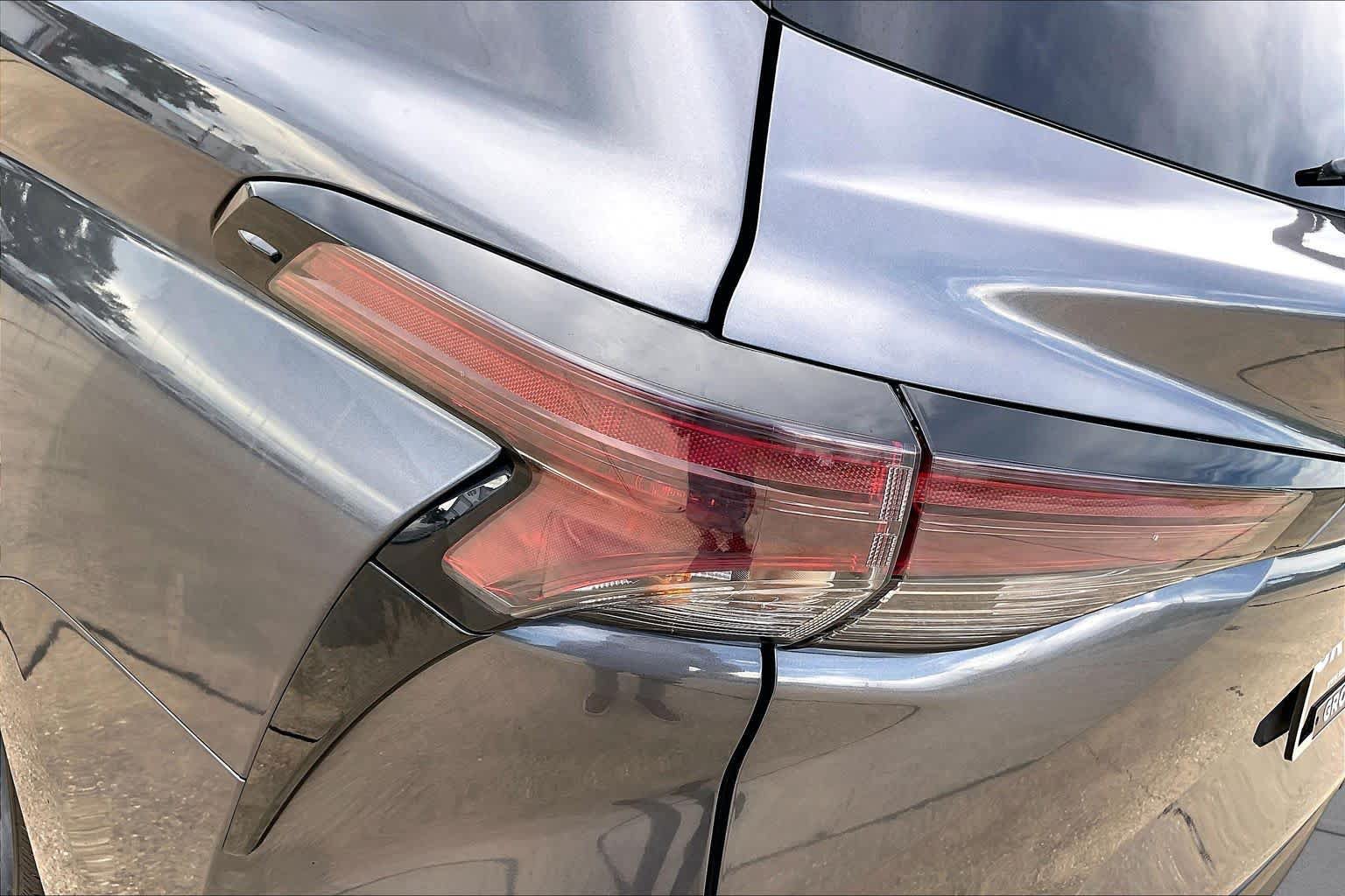 Used 2025 Toyota Sienna XLE FWD image 27