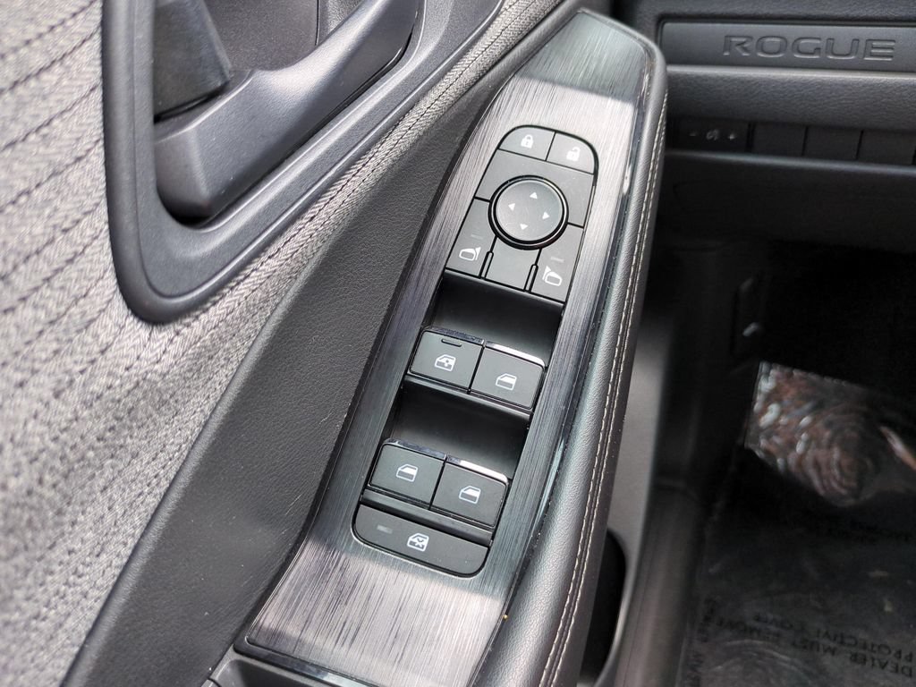 Used 2021 Nissan Rogue S FWD image 17