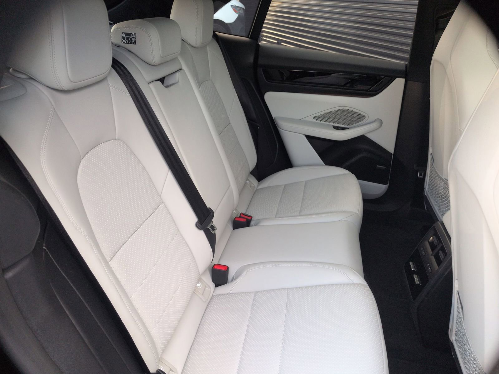 Certified 2025 Porsche Macan Electric image 24