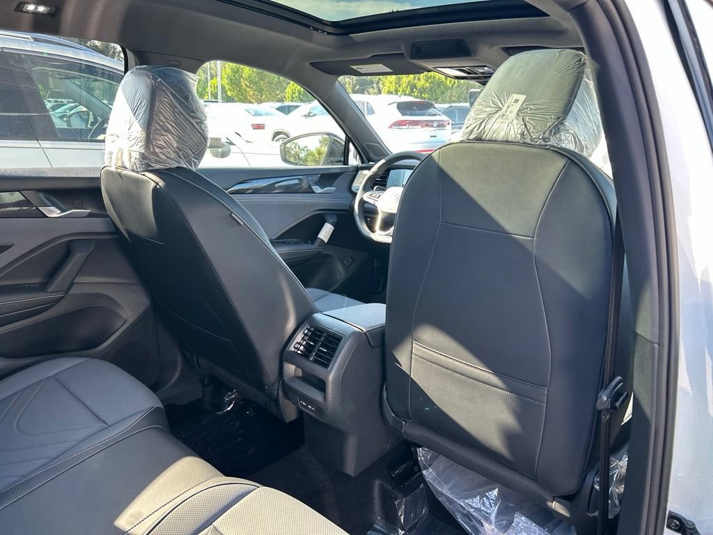 New 2026 Volkswagen Tiguan SE R-Line FWD image 48