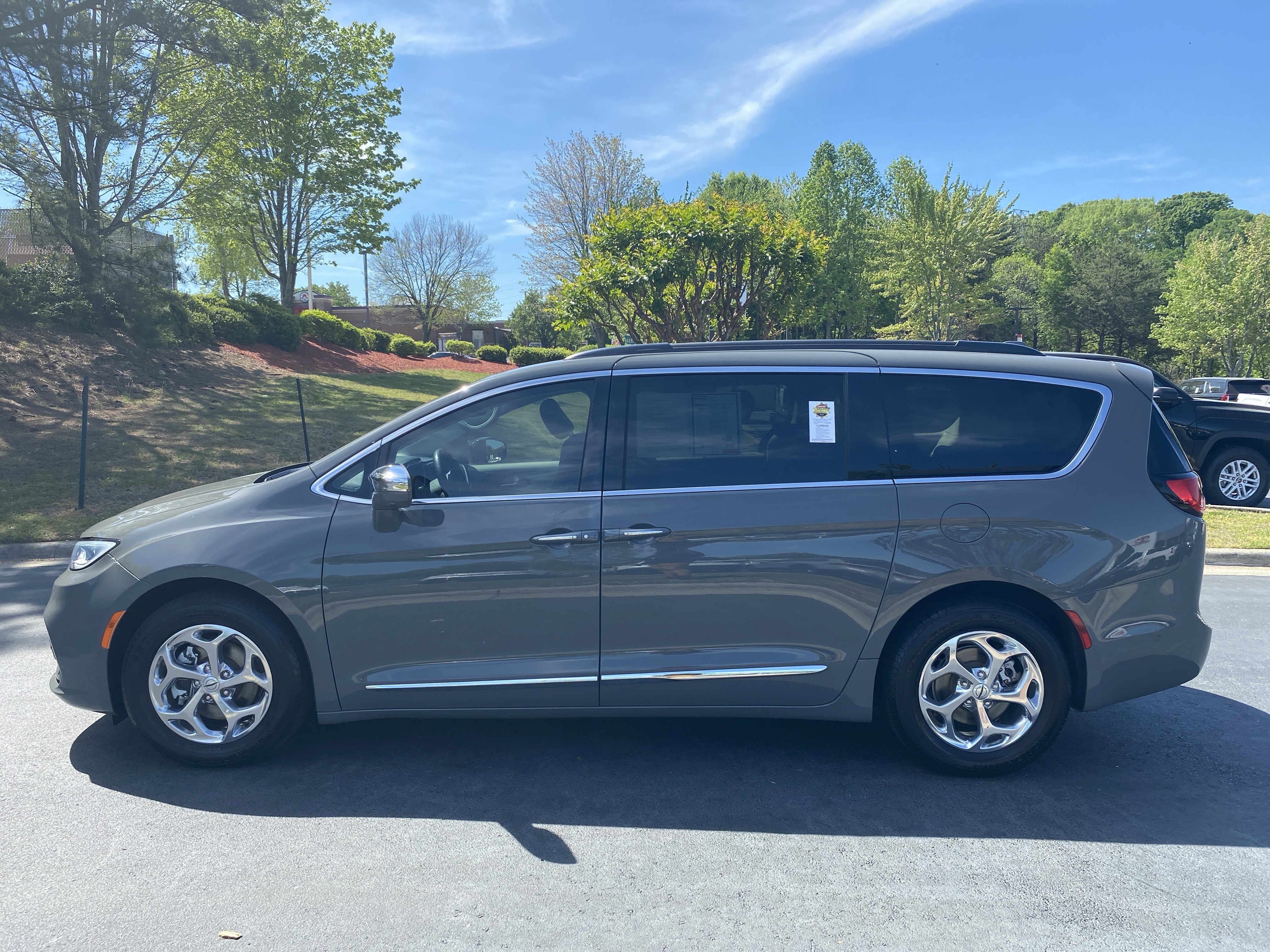 Used 2022 Chrysler Pacifica Limited image 7