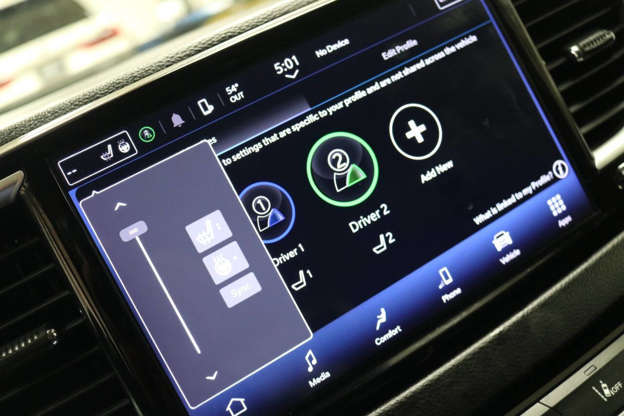 Used 2023 Chrysler Pacifica Touring-L image 56