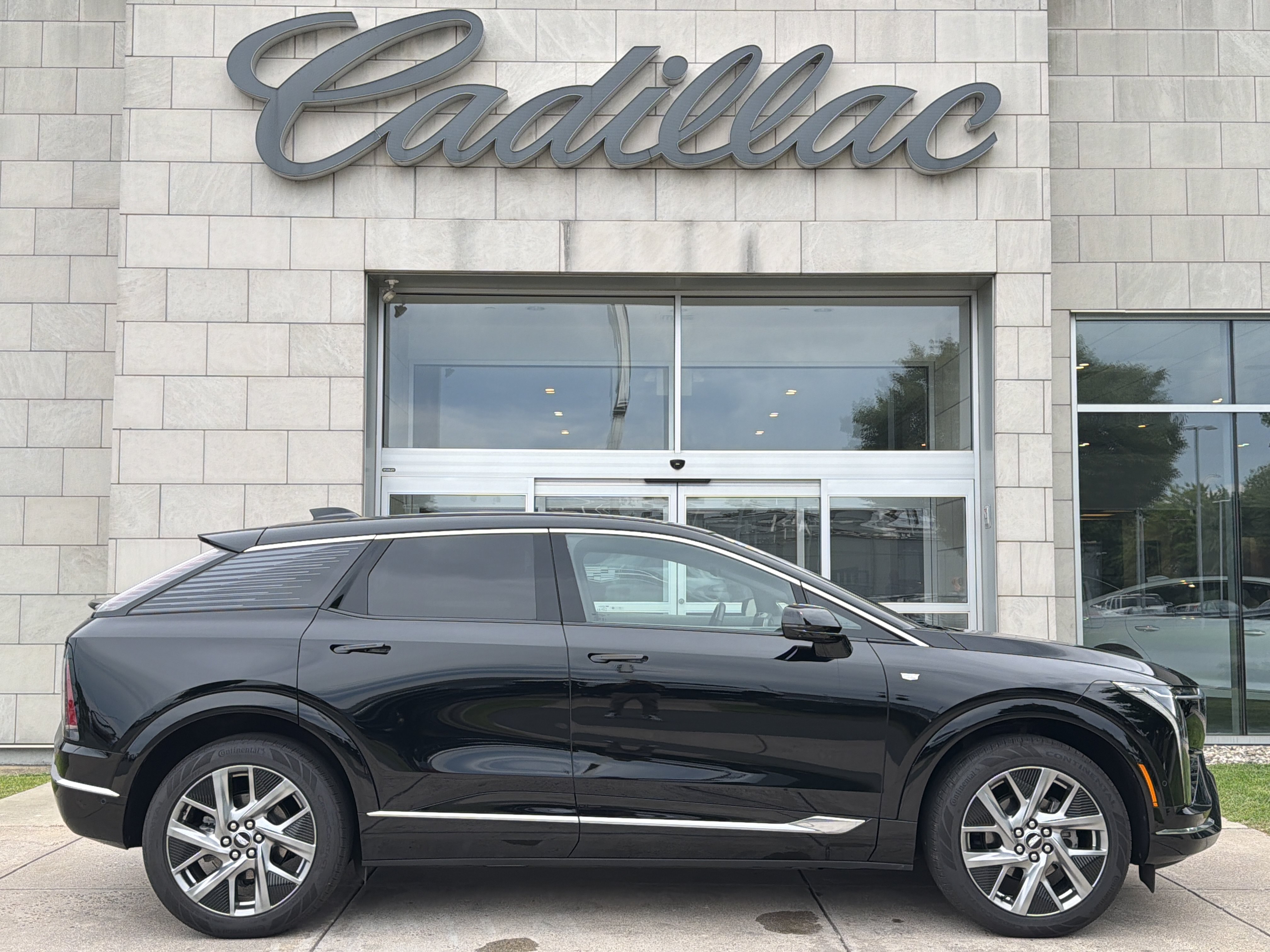 Used 2025 Cadillac Optiq Luxury 2 w/ LPO, Floor Liner Package AWD/4WD image 3