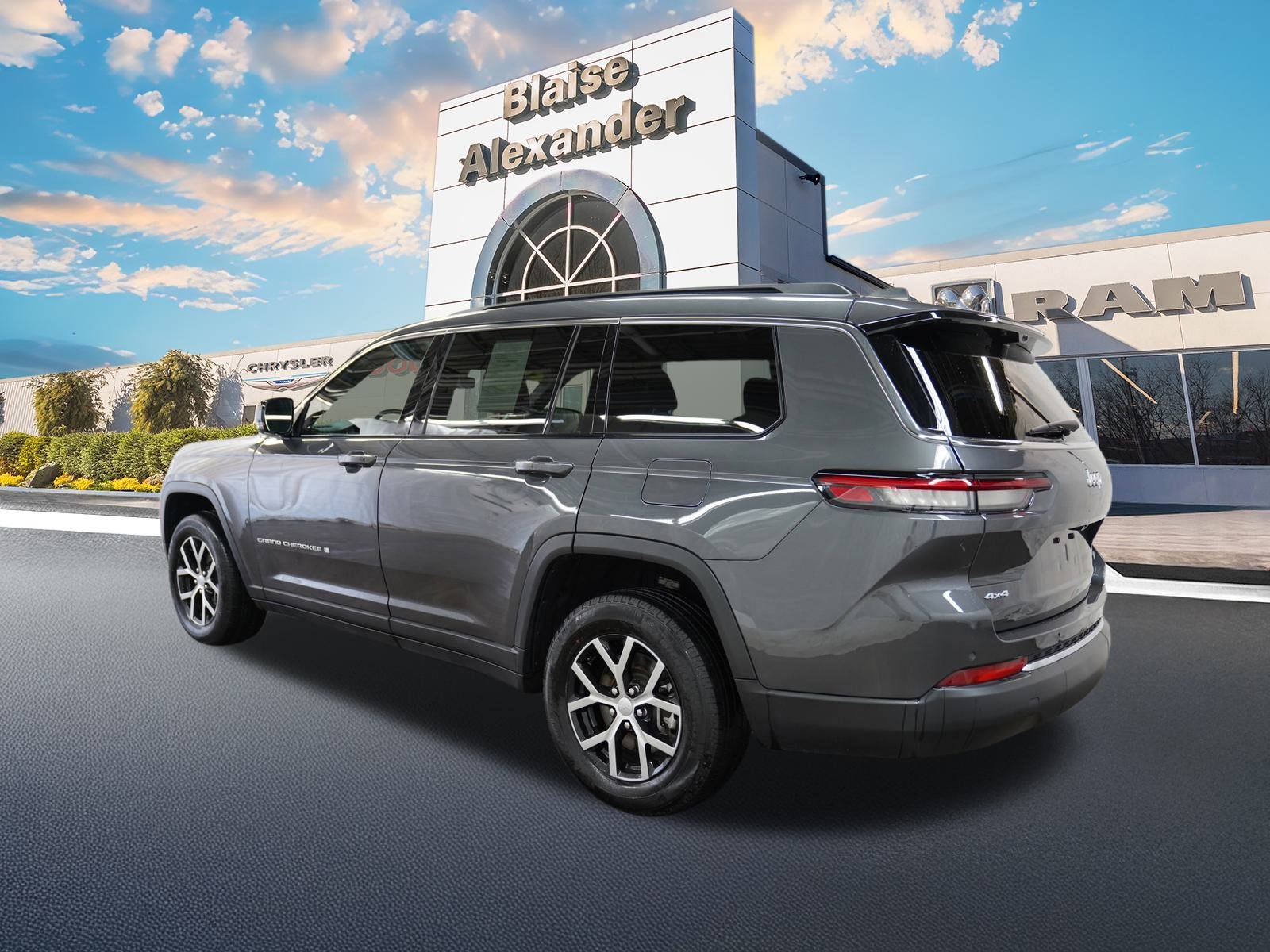 Certified 2024 Jeep Grand Cherokee L Limited w/ Luxury Tech Group II image 10