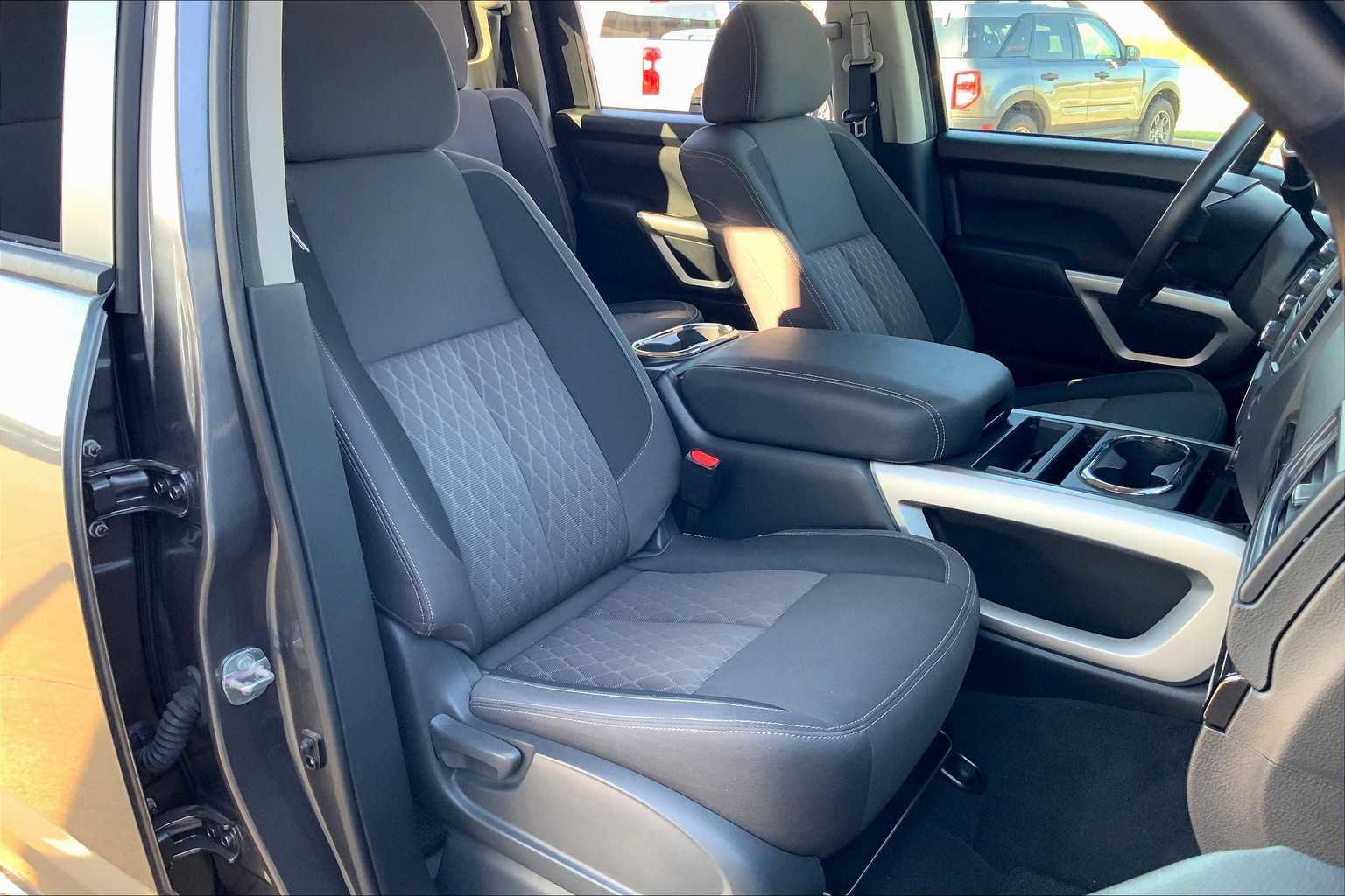 Used 2024 Nissan Titan SV w/ SV Convenience Package image 8