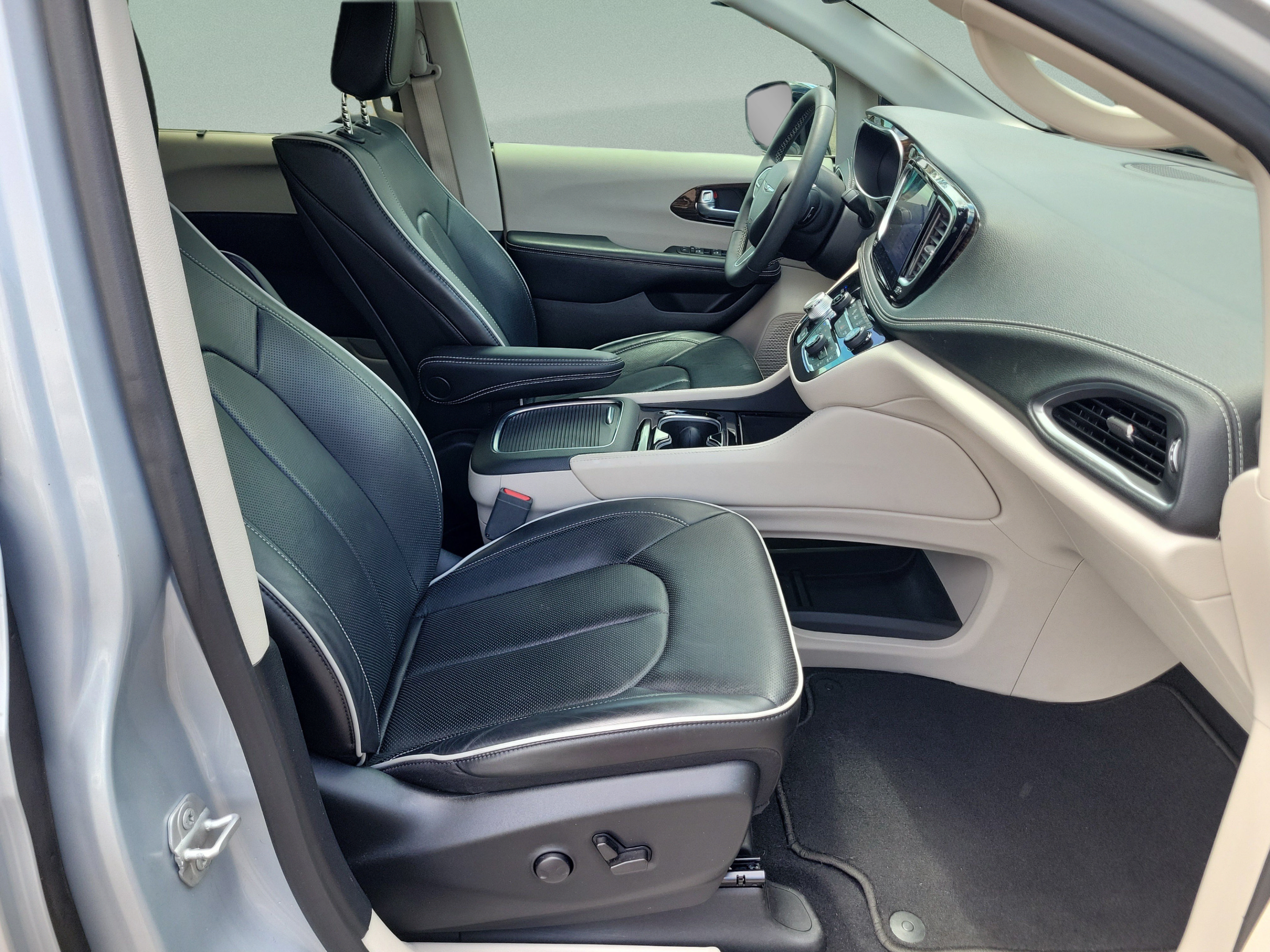 Used 2023 Chrysler Pacifica Limited w/ Uconnect Theater Family Group AWD/4WD image 18