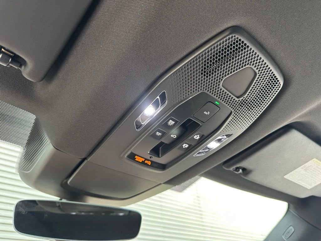 Certified 2025 Porsche Macan 4S Electric AWD/4WD image 39