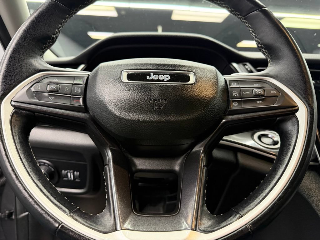 Used 2022 Jeep Grand Cherokee Laredo w/ Luxury Tech Group I RWD image 22