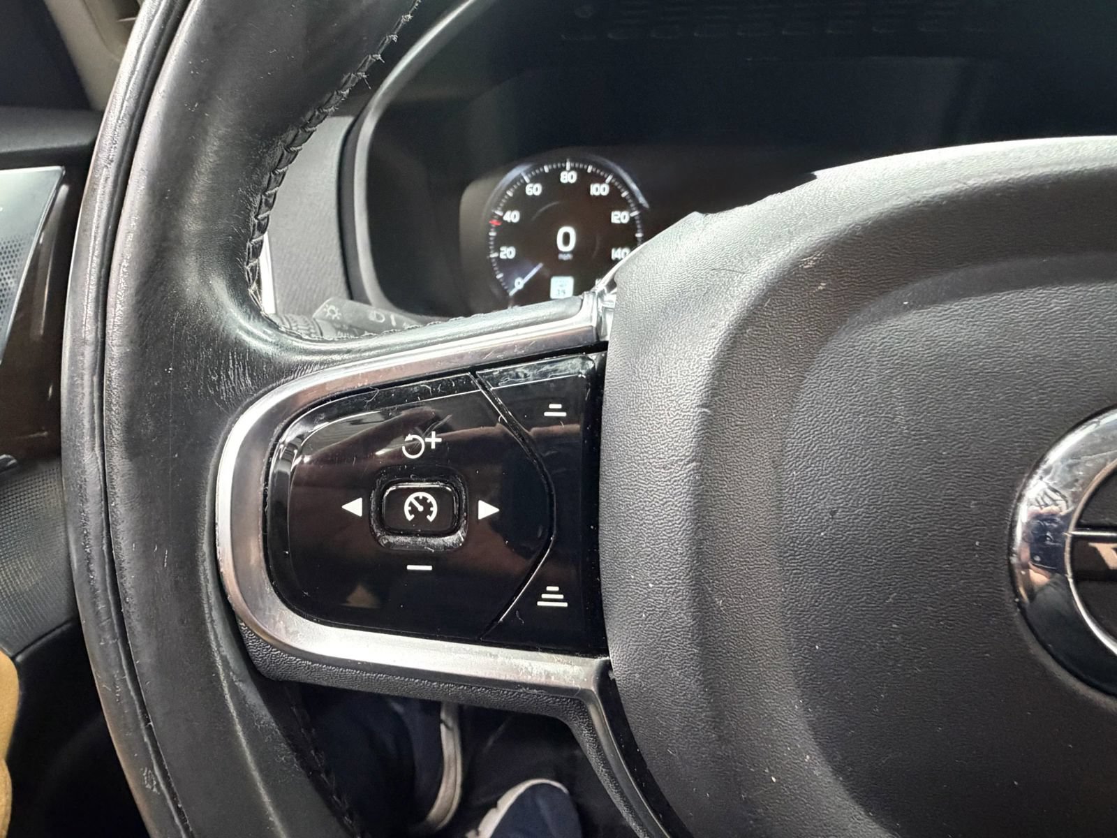 Used 2016 Volvo XC90 T6 Momentum w/ Momentum Plus Package AWD/4WD image 26