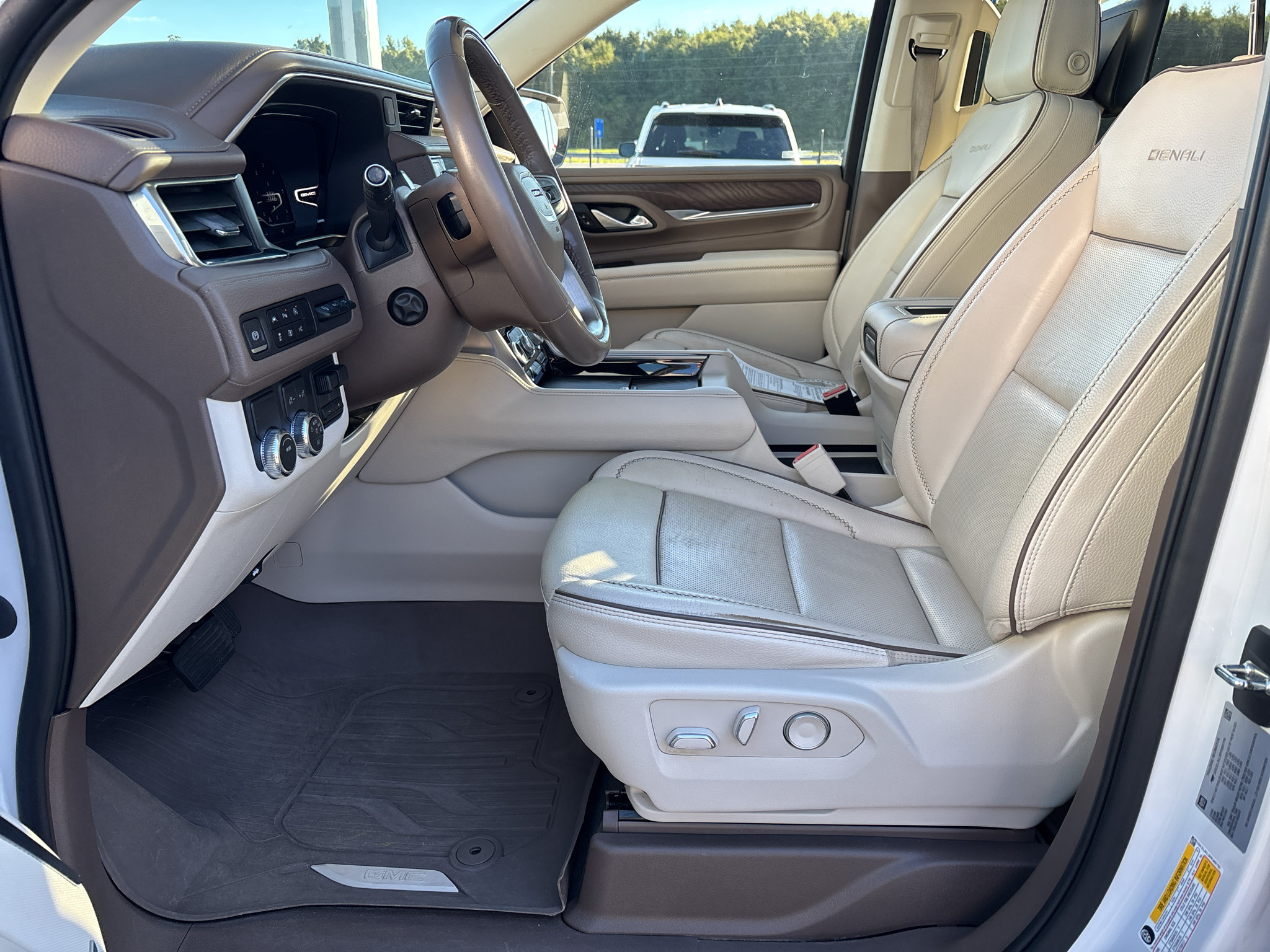 Used 2023 GMC Yukon XL Denali w/ Advanced Technology Package RWD image 12