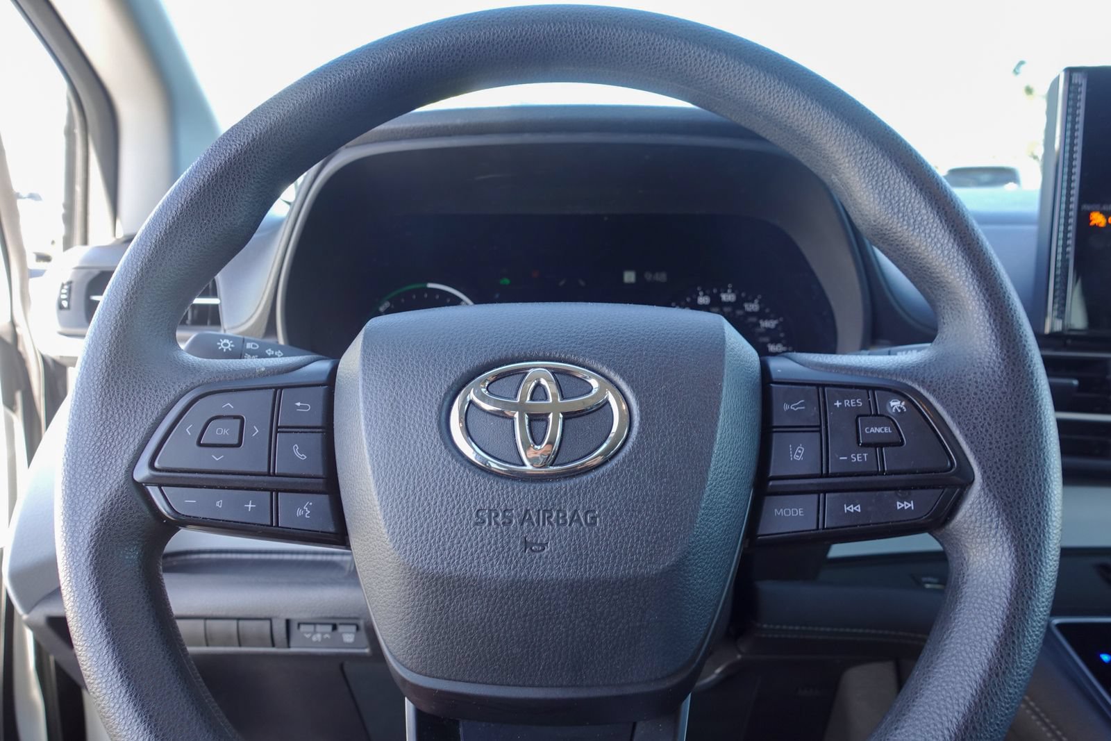 Used 2025 Toyota Sienna LE FWD image 17
