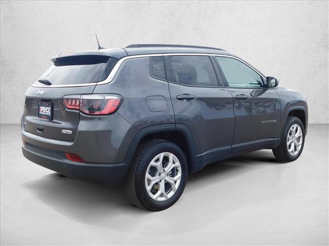 Used 2024 Jeep Compass Latitude AWD/4WD image 8