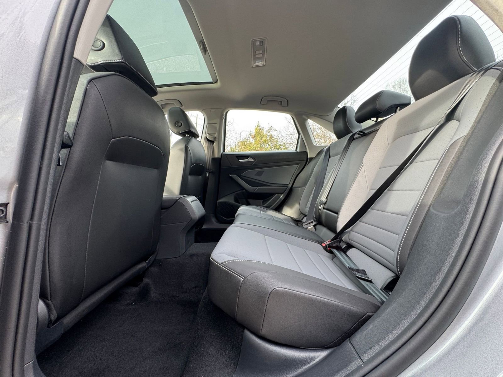 Used 2025 Volkswagen Jetta SE image 22