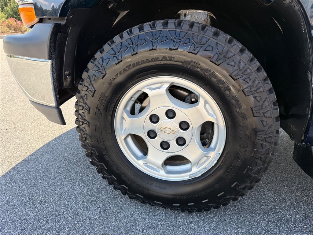 Used 2004 Chevrolet Suburban LS RWD image 8