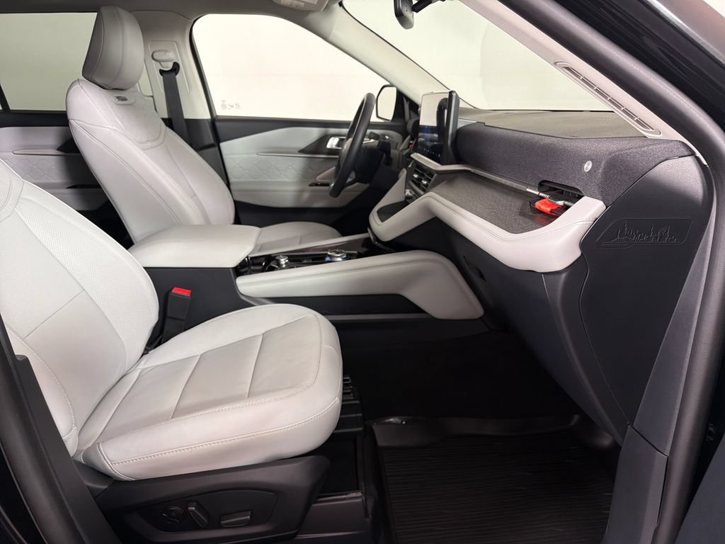 Used 2025 Ford Explorer Platinum w/ Ultimate Package AWD/4WD image 22