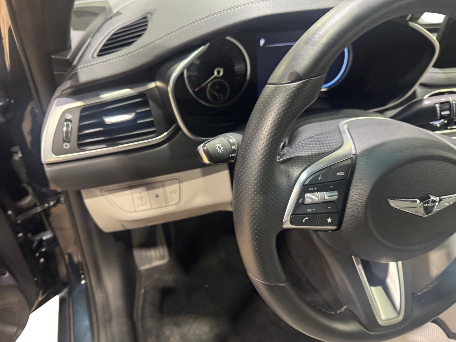 Used 2023 Genesis G70 2.0T image 22