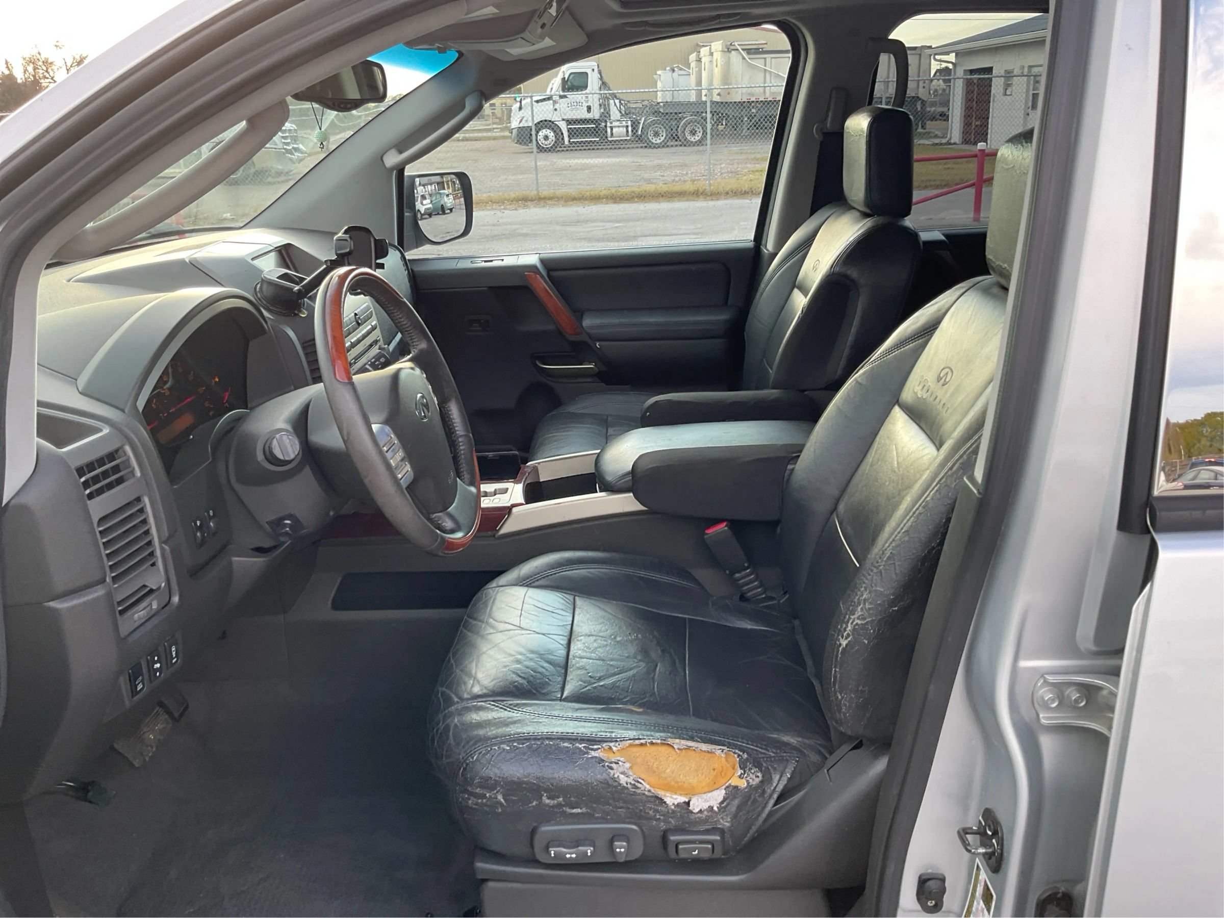 Used 2004 INFINITI QX56 2WD w/ Smart Vision Pkg image 9