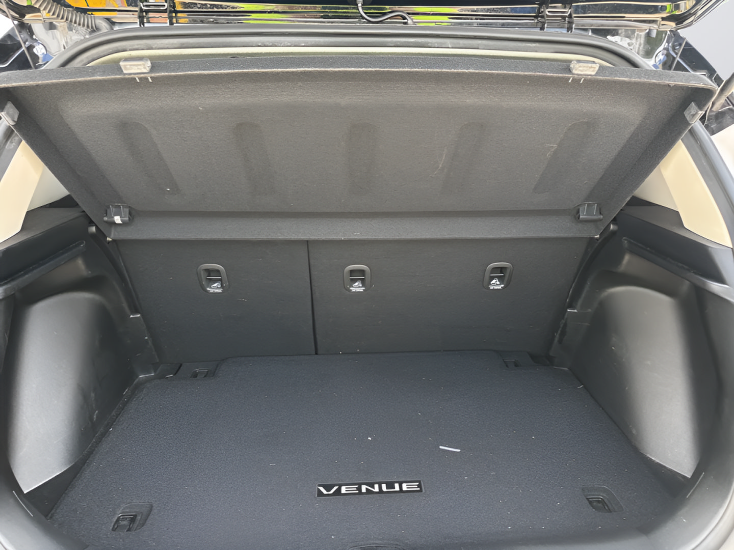 Used 2023 Hyundai Venue Limited FWD image 25