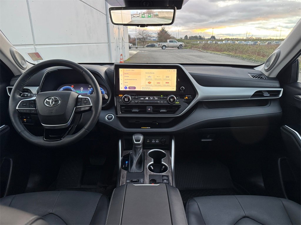 Used 2023 Toyota Highlander Platinum image 12