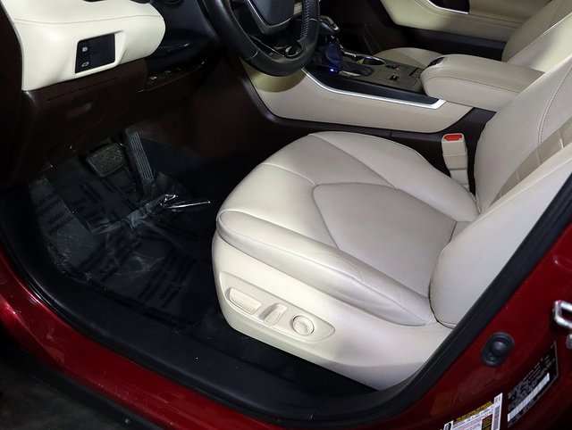 Used 2020 Toyota Highlander XLE image 25