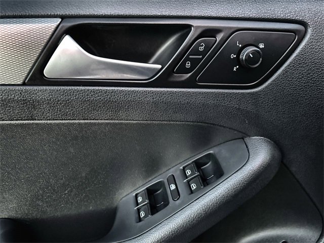 Used 2017 Volkswagen Jetta SE image 14