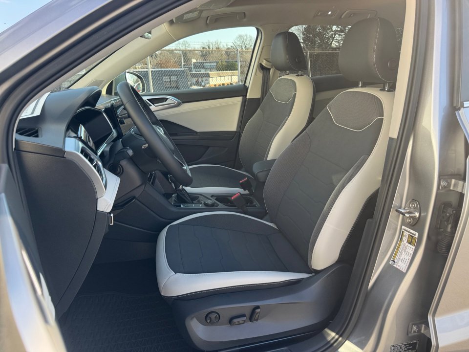 Used 2025 Volkswagen Taos SE w/ Panoramic Sunroof Package image 34