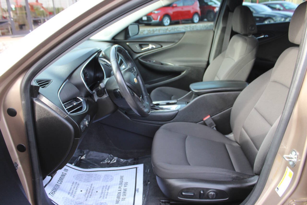 Used 2018 Chevrolet Malibu LT FWD image 17