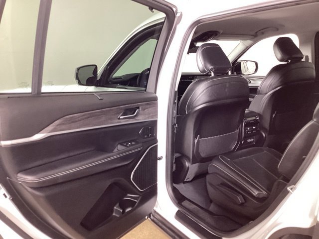 Used 2023 Jeep Grand Cherokee L Limited w/ Luxury Tech Group II AWD/4WD image 27