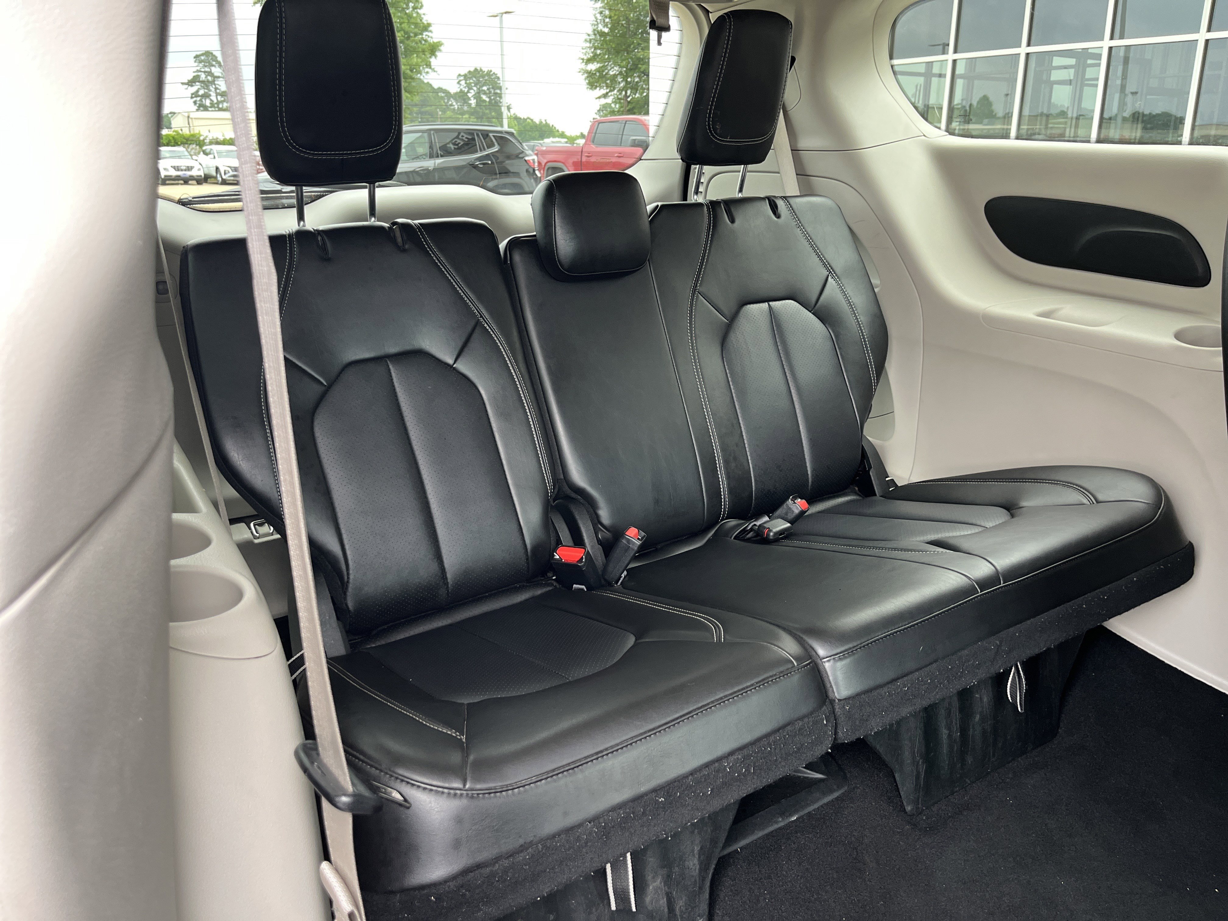 Used 2024 Chrysler Pacifica Touring-L FWD image 17
