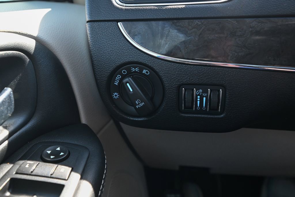 Used 2016 Chrysler Town & Country Touring w/ Driver Convenience Group image 37